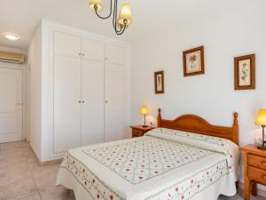 Posteľ alebo postele v izbe v ubytovaní Apartment Sierra Mar by Interhome