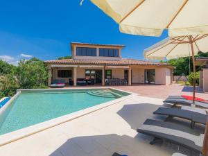 Bazén v ubytování Holiday Home Andrea by Interhome nebo v jeho okolí