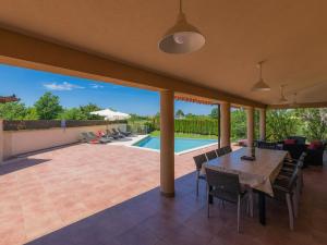 Bazén v ubytování Holiday Home Andrea by Interhome nebo v jeho okolí