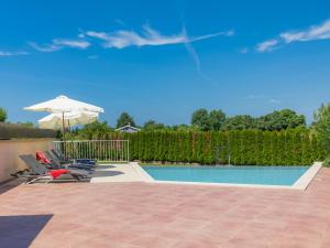 Bazén v ubytování Holiday Home Andrea by Interhome nebo v jeho okolí