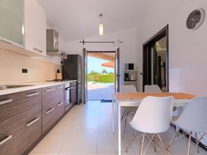 Kuchyň nebo kuchyňský kout v ubytování Holiday Home Andrea by Interhome