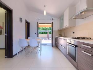 Kuchyň nebo kuchyňský kout v ubytování Holiday Home Andrea by Interhome
