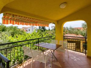 patio con mesa y sillas en el balcón en Apartment Villa Sandra - PUL411 by Interhome en Vodnjan