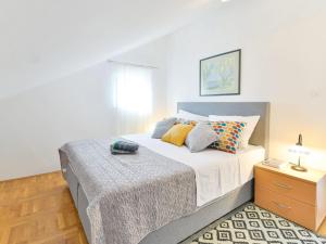 Postel nebo postele na pokoji v ubytování Apartment Valentina-1 by Interhome
