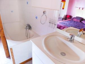 Et badeværelse på Holiday Home La Grangette by Interhome