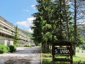 una señal frente a un edificio con árboles en Apartment Solaria-2 by Interhome, en Campestrin