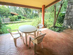 ポルト・ヴァルトラヴァーリアにあるHoliday Home Hermitage-3 by Interhomeのレンガ造りのパティオ(テーブル、椅子付)