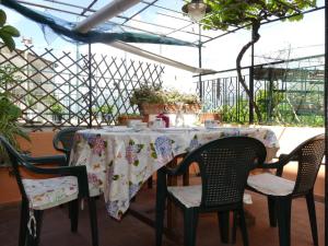 TerzorioにあるHoliday Home Lombardi by Interhomeのテーブル(椅子付)とテーブルクロス