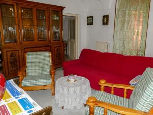 TerzorioにあるHoliday Home Lombardi by Interhomeのリビングルーム(赤いソファ、椅子2脚付)