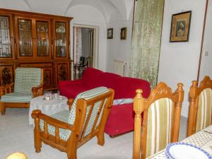 TerzorioにあるHoliday Home Lombardi by Interhomeのリビングルーム(赤いソファ、椅子付)