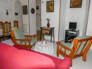 TerzorioにあるHoliday Home Lombardi by Interhomeのリビングルーム(ソファ、椅子、テーブル付)