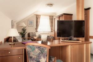 A television and/or entertainment centre at Appartements Lüftenegger