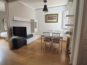 - un salon avec une table à manger et une télévision dans l'établissement Apartment Sagrada Familia Grassot - Industria by Interhome, à Barcelone