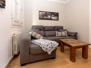 un salon avec un canapé et une table dans l'établissement Apartment Sagrada Familia Grassot - Industria by Interhome, à Barcelone 7 autres photos