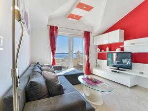 Televízia a/alebo spoločenská miestnosť v ubytovaní Apartment Villa Andjelka-7 by Interhome