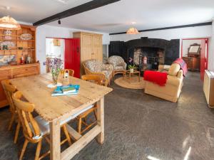 cocina y sala de estar con mesa de madera y sillas en Holiday Home The Neale by Interhome, en Cross