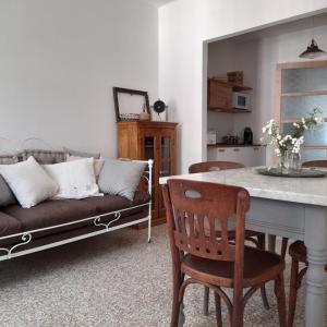een woonkamer met een bank en een tafel bij Casa Cucun in Saluzzo