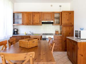 una cucina con armadi in legno e tavolo in legno di Holiday Home Lucrezia - CCO310 by Interhome a Colico