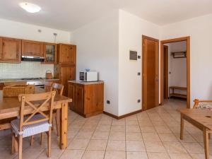 コーリコにあるHoliday Home Lucrezia - CCO310 by Interhomeのキッチン(木製キャビネット、テーブル、椅子付)