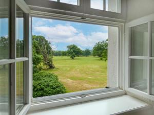 una ventana abierta con vistas a un campo en Apartment Rittergut Wurschen by Interhome, en Wurschen