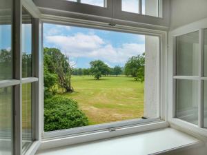 uma janela aberta com vista para um campo em Apartment Rittergut Wurschen by Interhome em Wurschen
