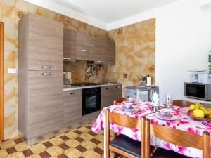 Dapur atau dapur kecil di Apartment Pippo by Interhome +23 gambar