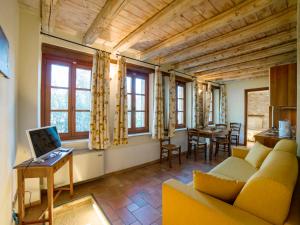 Ruang duduk di Apartment Borgo Alba Chiara-2 by Interhome