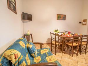 una sala de estar con un sofá y una mesa en Holiday Home Dolce Vita-2 by Interhome, en Bolsena