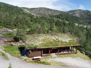 un edificio con un techo de hierba con flores. en Holiday Home Kvila - SOW085 by Interhome, en Øyuvstad