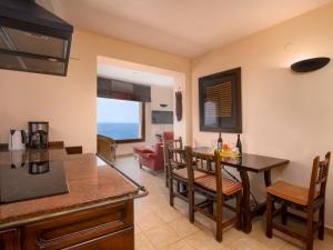 Balcon del MarにあるHoliday Home Igor by Interhomeのキッチン、リビングルーム(テーブル、椅子付)