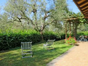 モンテフィアスコーネにあるHoliday Home Ulivetto by Interhomeの庭の芝生に座る椅子2脚