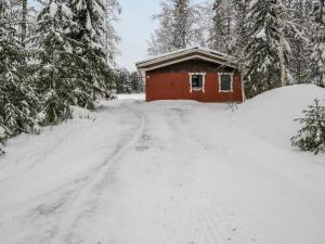 JuhanalaにあるHoliday Home Kuusela by Interhomeの赤納屋へ続く雪道