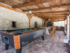 una grande stanza con un tavolo da biliardo di Holiday Home Natura - OPA150 by Interhome a Ičići