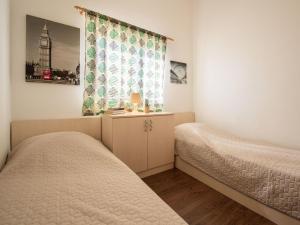 Postel nebo postele na pokoji v ubytování Apartment Lastavica-1 by Interhome
