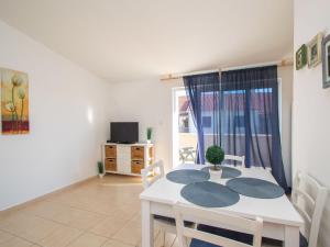 TV a/nebo společenská místnost v ubytování Apartment Lastavica-1 by Interhome