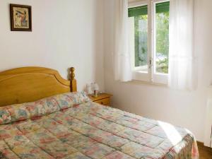セグル・デ・カラフェルにあるHoliday Home Masia Torrents Apart- 6 pers- by Interhomeのベッドルーム(ベッド1台、窓付)