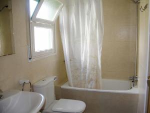 セグル・デ・カラフェルにあるHoliday Home Masia Torrents Apart- 6 pers- by Interhomeのバスルーム(トイレ、シャワー、シンク付)