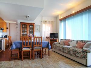 een woonkamer met een bank en een tafel bij Apartment Roccolo Miralago by Interhome in Cerro Lago Maggiore