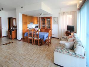Afbeelding uit fotogalerij van Apartment Roccolo Miralago by Interhome in Cerro Lago Maggiore