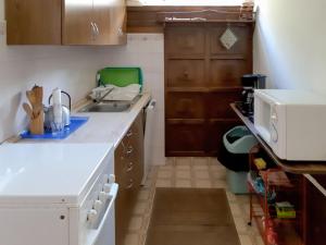 een keuken met een wastafel en een aanrecht bij Holiday Home Fehervari - ALD301 by Interhome in Balatonalmádi
