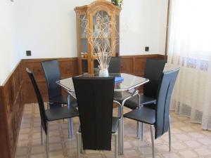 een eetkamer met een tafel en zwarte stoelen bij Holiday Home Fehervari - ALD301 by Interhome in Balatonalmádi