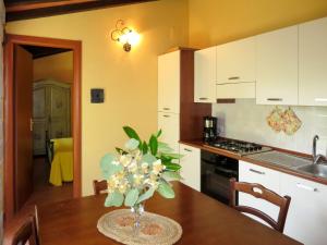 モンテフィアスコーネにあるHoliday Home Dell'Orto by Interhomeのキッチン(花瓶付)