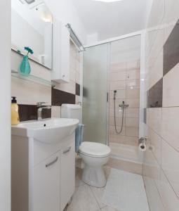 Et badeværelse på Apartments Nona 1 + 63 billeder