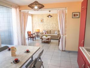 ein Wohnzimmer mit einem Sofa und einem Tisch in der Unterkunft Apartment Les Glycines by Interhome in Saint Cyprien Plage