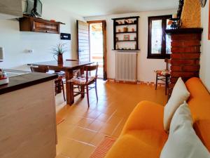 Kuchyňa alebo kuchynka v ubytovaní Holiday Home Giulia by Interhome