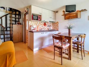 Kuchyňa alebo kuchynka v ubytovaní Holiday Home Giulia by Interhome