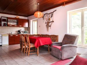 eine Küche mit einem Tisch und Stühlen im Zimmer in der Unterkunft Apartment Regina - ICS103 by Interhome in Porozina