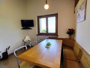 jadalnia z drewnianym stołem i krzesłami w obiekcie Holiday Home Il Nido d'Aquila - GRV635 by Interhome w mieście Livo