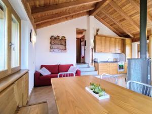 salon z czerwoną kanapą i stołem w obiekcie Holiday Home Il Nido d'Aquila - GRV635 by Interhome w mieście Livo