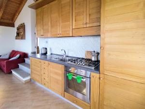 Kuchnia lub aneks kuchenny w obiekcie Holiday Home Il Nido d'Aquila - GRV635 by Interhome